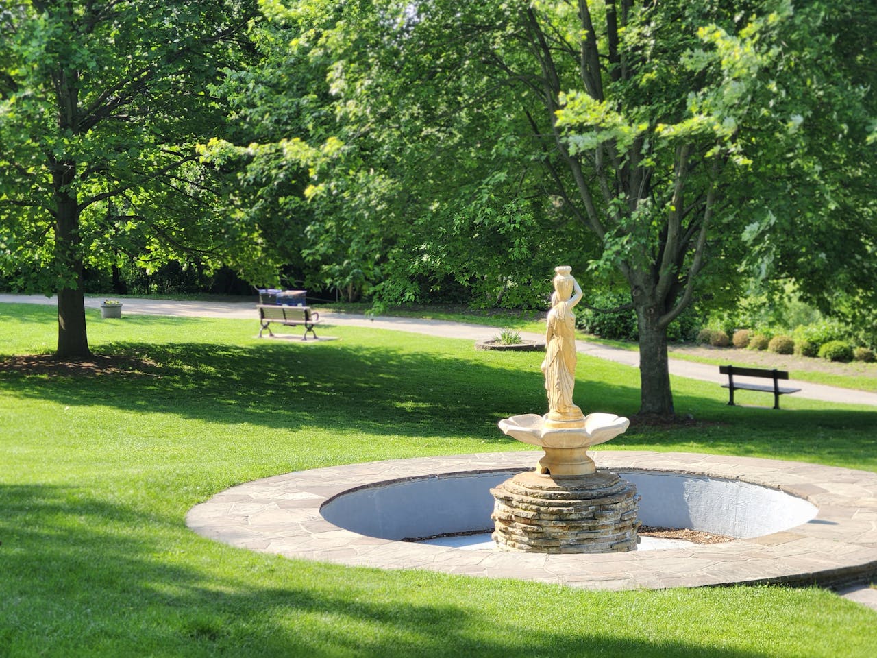 Holzpferd im Garten als Spielzeug und Dekoration für Kinder und Familie
