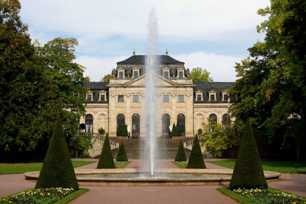 Springbrunnen im Garten als Quelle von Ruhe und Schönheit